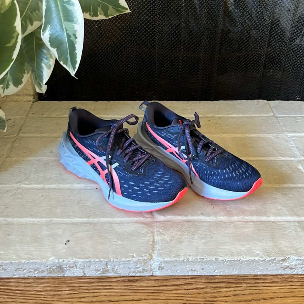 Women’s ASICS Novablast 2